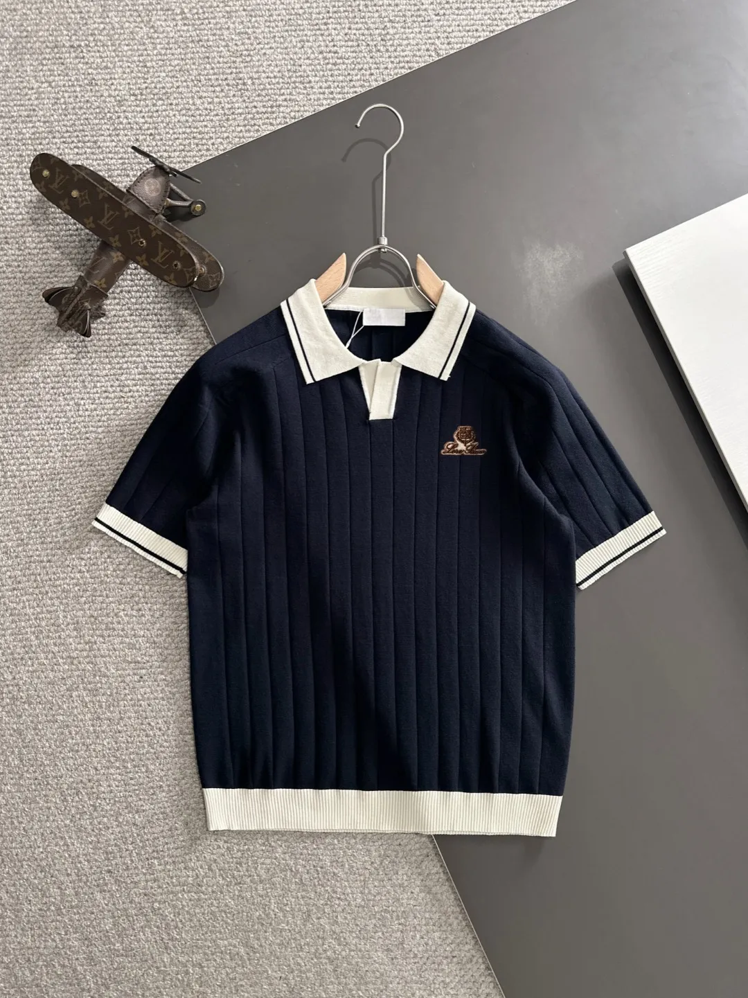 Next day shipment High Quality LP 2036 Summer New Arrival men's short-sleeved T-shirt Made of combed cotton yarn knitted cotton fabric, pure cotton high-weight special yarn, it feels full of weight when weighed, and the upper body is more textured than ordinary T-shirts. This texture can cope with the weather easily and is suitable for both hot and cold! The pattern on the chest adopts three-dimensional embroidery technology, and is perfectly produced stitch by stitch with reference to the original version! Loose fit design, looks noble. Size: M to XXXL